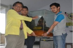 Rektor Universitas Kuningan Dr Iskandar MM  menyerahkan Piala Juara Umum POM Tahun 2015 kepada Ketua BEM Fakultas Ilmu Komputer Goni Kadar Alam 